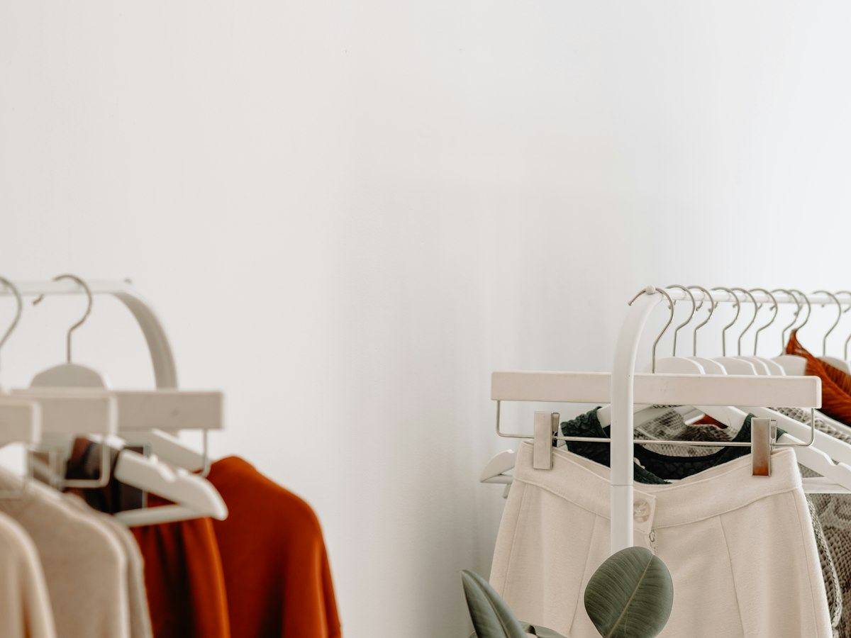 Minimal clothing rail